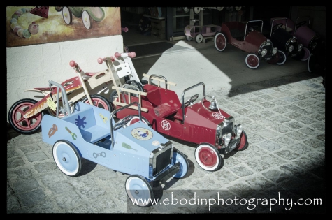 Jouets d'antan © 2013

Voitures à pédales en fer plié sur l'étal d'un vendeur de jouets à Aigues-Mortes