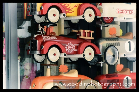Concessionaire © 2013

Voitures à pédales en fer plié sur l'étal d'un vendeur de jouets à Aigues-Mortes