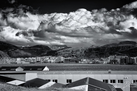 Hammerfest Ville la plus septentrional du monde, qui a été totalement détruite lors de la seconde guerre mondiale et qui a été totalement reconstruite depuis.
Elle est le siège de la Société Royale De L'Ours Polaire.
On y trouve également une des bornes de l'Arc Géodésique de Struve qui est classé au patrimoine Mondiale de l'UNESCO
©2019