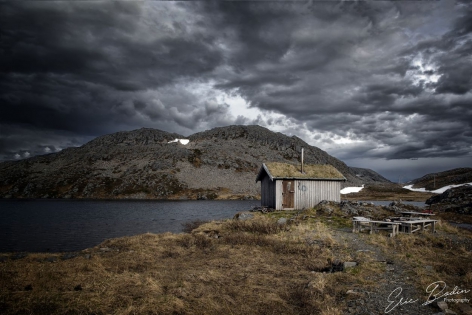Ile de Majeroya Petit cabanon au bord du tout petit lac Elsejordvatnet
©2019