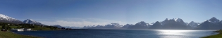 Burjord Vue du fjord et des  hautes  montagnes en fond avec les  glaciers au sommet
©2019