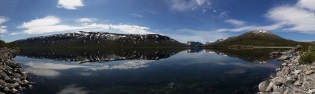 Breiddalsvatnet Lac de montagne  dont la surface de l'eau, sans vague ni onde, permet de voir des reflets  magnifiques
©2019