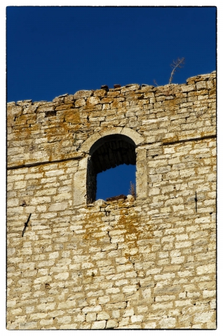  Ancienne Église détruite pendant la guerre des Balkans
© 2013